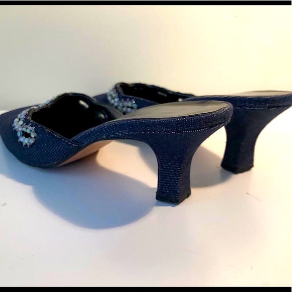 Lady Mule with Stones - Picture 3 of 5